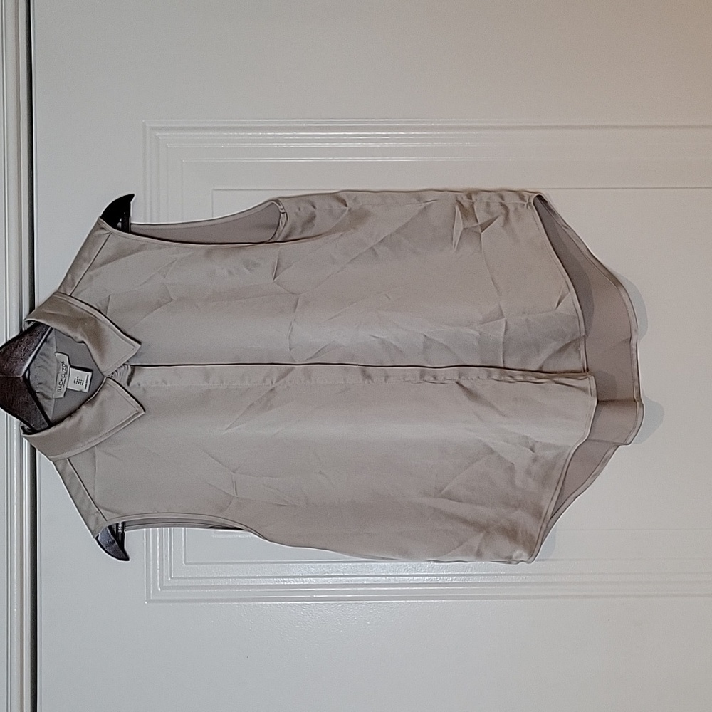 Women's sleeveless button down satin collared shirt